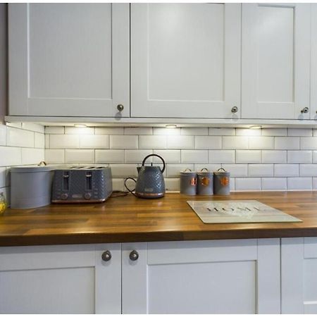 Tallets Apartment With Balcony & Parking Tewkesbury Bagian luar foto
