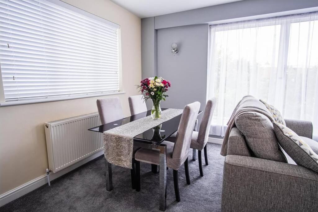 Tallets Apartment With Balcony & Parking Tewkesbury Bagian luar foto
