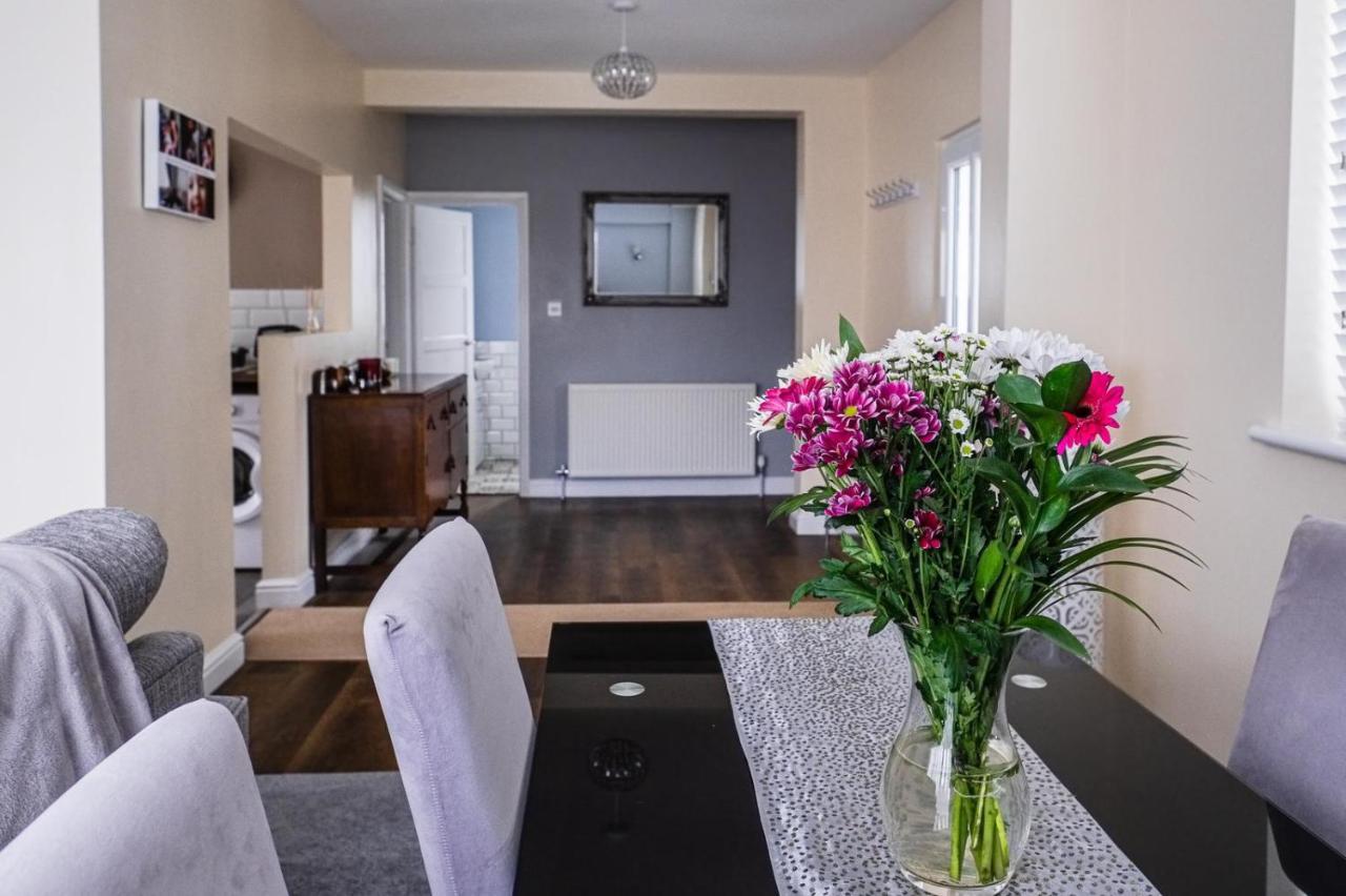 Tallets Apartment With Balcony & Parking Tewkesbury Bagian luar foto