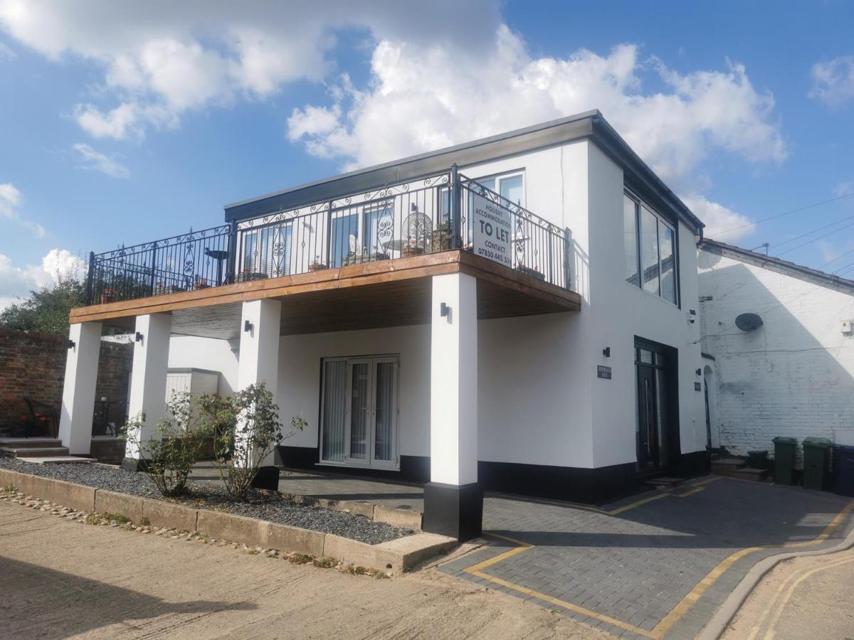 Tallets Apartment With Balcony & Parking Tewkesbury Bagian luar foto