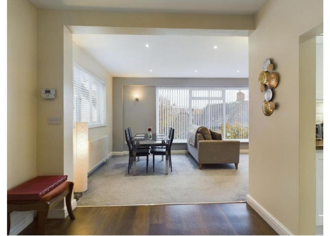 Tallets Apartment With Balcony & Parking Tewkesbury Bagian luar foto