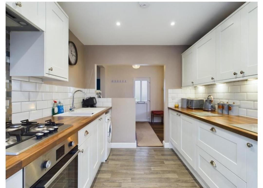 Tallets Apartment With Balcony & Parking Tewkesbury Bagian luar foto