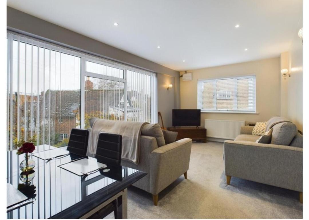 Tallets Apartment With Balcony & Parking Tewkesbury Bagian luar foto